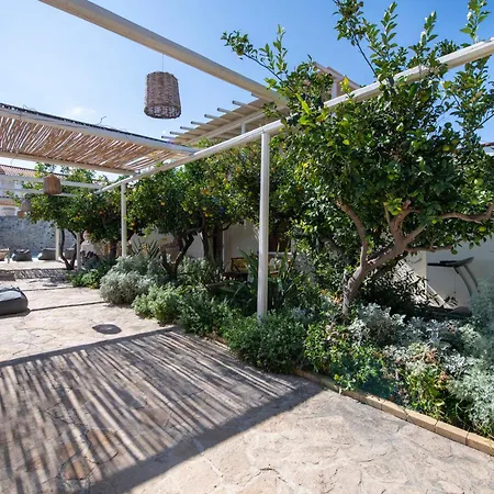 Villa Arancia Private Pool, 2 Jacuzzis & Bbq Area-2